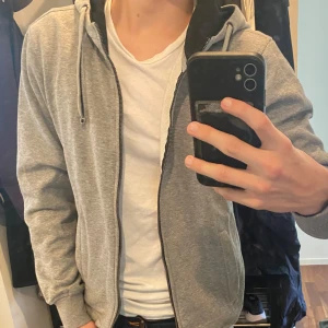 Grå Zip Hoodie från Clique - Storlek S knappt använd. Pris går att diskutera