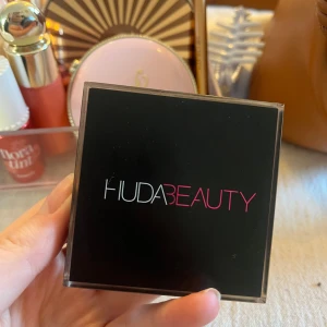 Bronzer huda beauty  - Säljer denna bronzern från HUDA, för att den är alldeles för mörk för mig tyvärr. Använd lite men det mesta i produkten finns kvar.  Nypris 459 kr mitt pris 200