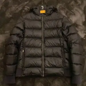 Parajumper puffer jacket köpt på NK i Göteborg . Skick 9/10, nypris 6000kr-7000kr. Har tags kvar. Jackan har även en QR Kode för legit check. Pris kan diskuteras. Hör av er vid frågor eller intresse. Mvh Viktor.✅