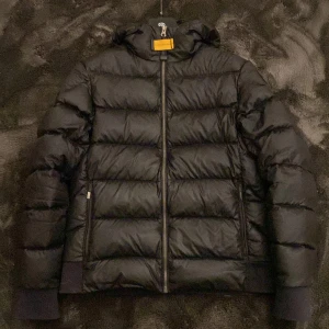 Parajumper puffar jacket  - Parajumper puffer jacket köpt på NK i Göteborg . Skick 9/10, nypris 6000kr-7000kr. Har tags kvar. Jackan har även en QR Kode för legit check. Pris kan diskuteras. Hör av er vid frågor eller intresse. Mvh Viktor.✅