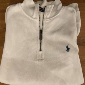 Ralph lauren zip - Hej! Nu säljer jag min Ralph lauren zip, nypris 1699kr jag säljer för 599. Skriv gärna ifall ni har någon fundering!