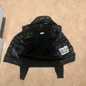 Moncler cardigan  - Nfc funkar, super jacka nu för hösten eller vintern och är i nyskick