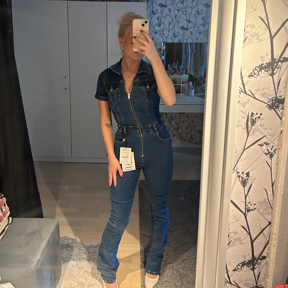 Säljer denna jumpsuit från pull and bear. Ny med prislapp. Har för mig att den köptes för 7/800kr ✨🙏🏽. Jeans & Byxor.