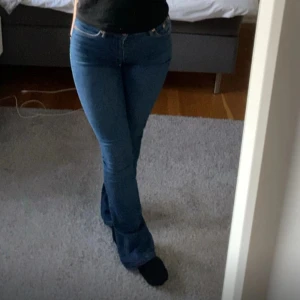 Mörkblåa jeans - Mörkblå lågmidjade jeans i jätte bra skick, vid frågor eller pris så hör av dig💞