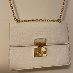 Vit guldig läderväska  - Vit guldig läderväska