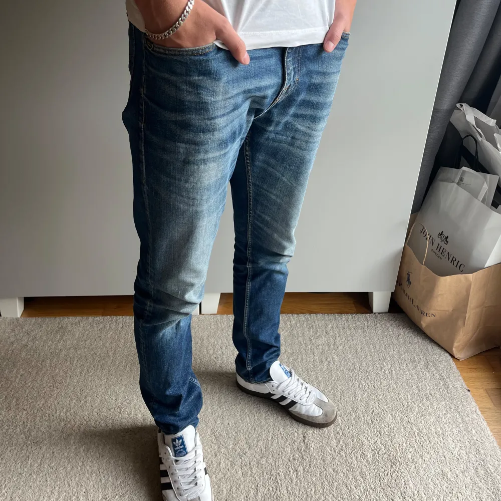 Tja! Säljer ett par riktigt schyssta Tiger of Sweden jeans! 31/34 i storlek, skulle säga 30/32 egentligen! Nypris ish 1600kr, mitt pris 299kr! Vid fler frågor tveka inte att kontakta oss via pm! //JeansLabbet. Jeans & Byxor.