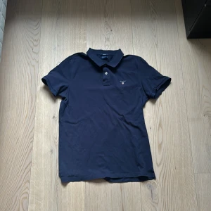Gant Skjorta/Polo - Säljer fet Gant Skjorta/Polo. Skick 9/10, säljer eftersom råka beställa för stor! Pris kan diskuteras!  