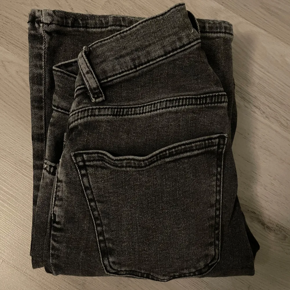 Mörkgrå jeans från gina tricot. Använda en del men jag ser inga synliga defekter. Nypris 499kr.. Jeans & Byxor.