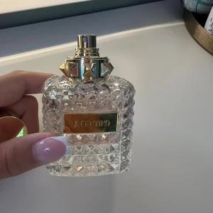 Valentino parfym - Valentino parfym 50ml. Endast använd fåtal ggr så mer än 90% kvar i den. Se sista bild. Skickat såklart med i dens förpackning.💞💞💞 Köpt för 1100