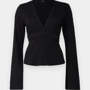 Gina blus - Hej, jag säljer min helt nya Gina blus då jag fick 2 st likadana i present. Den är enbart testad och är annars helt orörd, skriv för frågor eller bilder eller övrigt!❤️