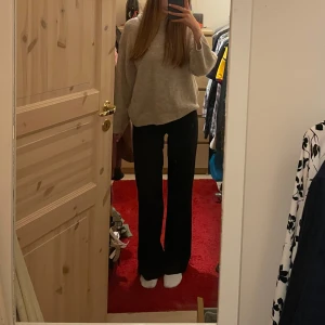 Svarta kostymbyxor - Säljer dessa midwaist kostymbyxor från ginatricot i strl xs. Använda fåtal gånger och har inga defekter. Nypris 459. Skriv om ni är intresserade💞köparen står för frakt! 