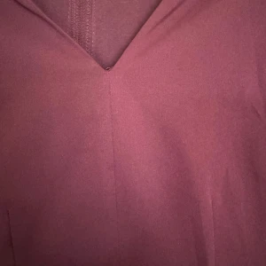 Plommonfärgad fodralklänning  - Sparsamt använd. Sprund där bak