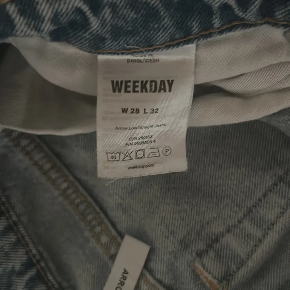 Ett par as snygga lågmidjade jeans från weekday i bra sick! Säljer pga att dem tyvärr inte passar längre.   I ljusblå färg skulle jag säga. . Jeans & Byxor.