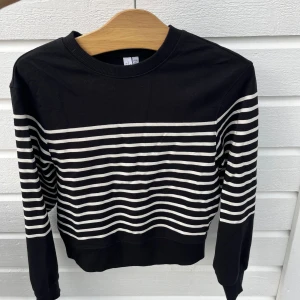 Randig tröja - Randig tröja ifrån Otherstories. Knappt använd och är i toppen skick. Pris kan diskuteras🌸