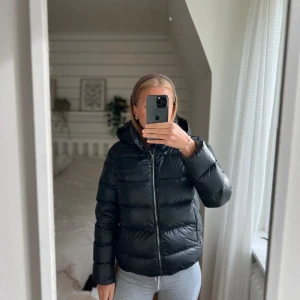 Svart Colmar jacka  - Säljer min oanvända colmar jacka i stolek  S/M🩷 Jag är 170 lång och går lite längre ner över midjan💕Nypris 5500kr💞