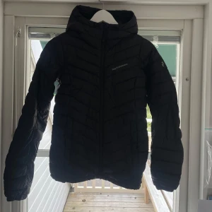 Peak performance jacka - Säljer nu min peak jacka då den inte kommer till användning och är för liten för mig.