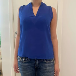 Blå topp - Säljer denna vackra topp i storleken S fån amisu då den ej kommer till användning. Den är i färgen blå och har en snygg V-neck. Pris går att diskutera och kontakta gärna innan köp, för mer info eller om du är interesserad