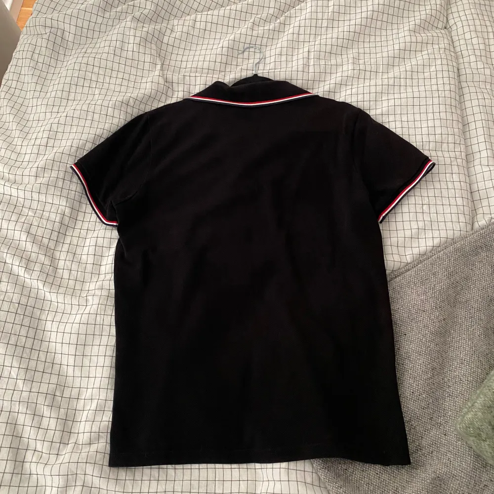 Moncler pike i 9/10 skick. Andvändfåtalgånger. Retail: 3599kr. T-shirts.