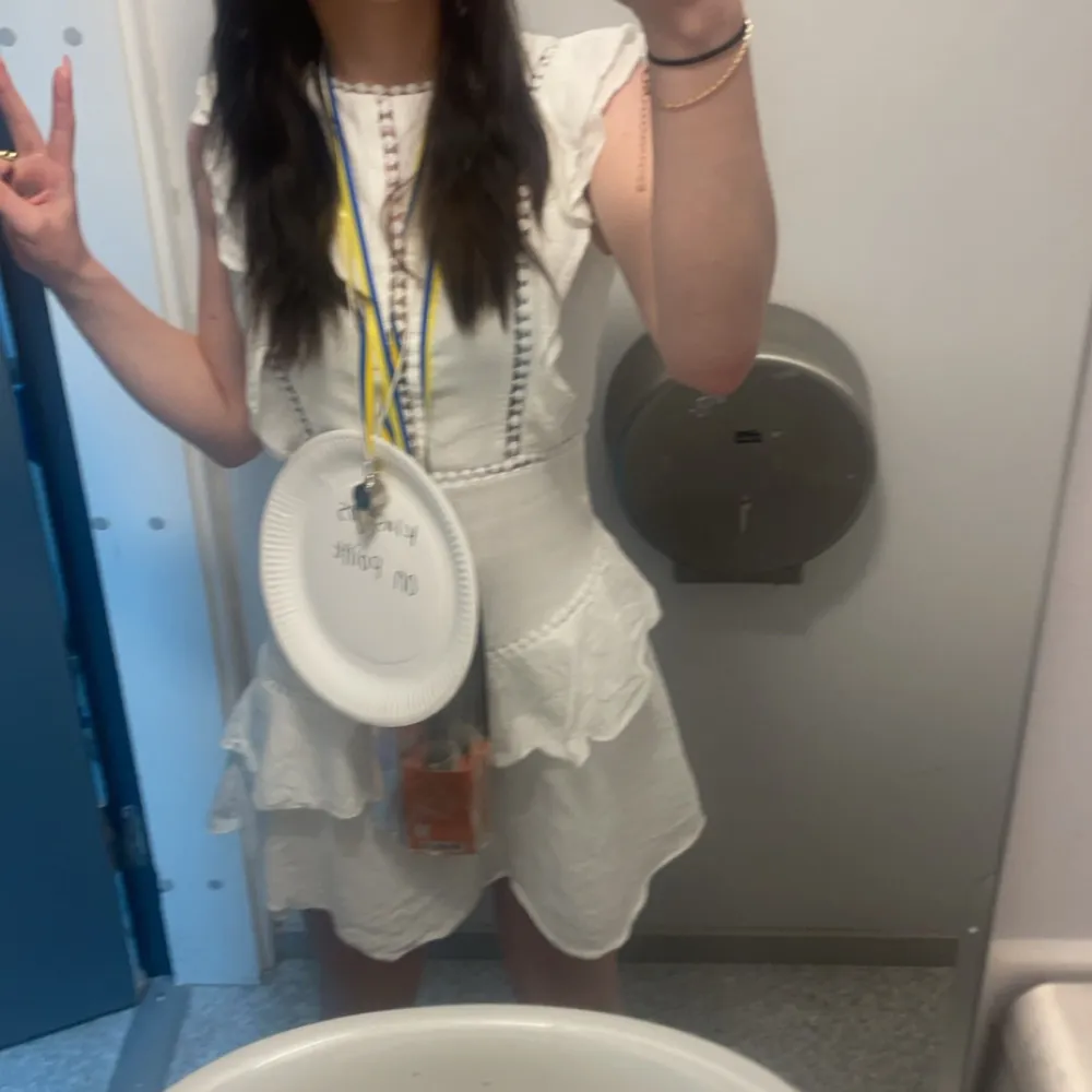 En fin student klänning använt en gång perfekt till er 06or som tar studenten nästa år skriv till dm för fler frågor . Mekot.