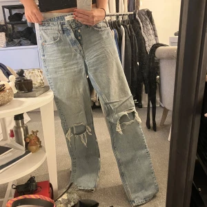 Fina ljusblå jeans - Super fina ljusblå jeans med hål på knäna😯😍 dom är midwaist och i strl 34🥳