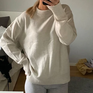 Stickad tröja  - Vit stickad tröja med liten slits vid ärmarna💕 helt ny med lappar kvar