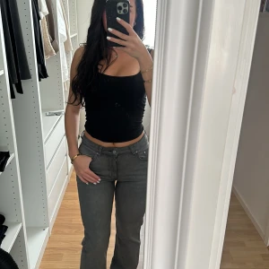 Gråa jeans - I bra skick! Aldrig använt dom & säljer pågrund av att dom är små. Jag är ungefär 163-164 och dom är lite lite långa men går o klippa till