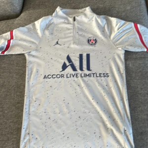 PSG kofta  - En bra PSG kofta för att lira fotboll eller ha på sig när man e ute med väldigt bra skick 