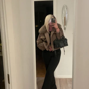 Meotine jacka - Superfin jacka från Meotine🩷storleken är L men skulle säga att den inte är stor i storleken och skulle passa en S/M också. Nypris är ca 3500kr, pris kan diskuteras. Köparen står för frakten🍁✨