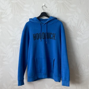 Hoodrich hoodie - Säljes då den inte passar längre plus det är inte min stil, bra skick, perfekt för hösten och vintern, priset kan diskuteras vid snabb affär.