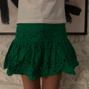 Sååå fin kjol från zara  - Älsklings kjol från zara, finns inte längre. Bra skicka förutom att några knappar lossnat. Dragkedja på sidan 