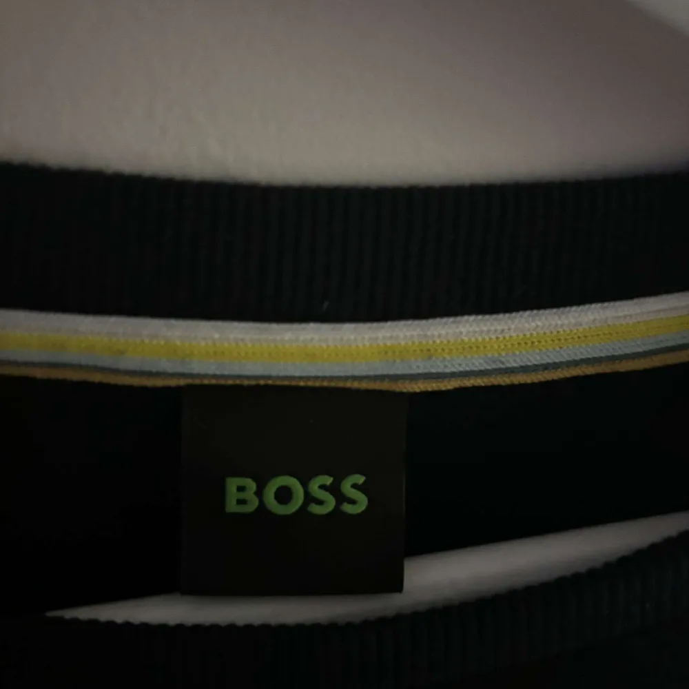 Hugo boss tröja. I stolrek XL men passar L . Tröjor & Koftor.