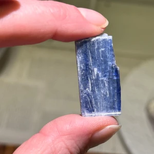 Liten skiva i blå kyanit - Vacker skimrande liten skiva i blå kyanit. Hög kvalitet. Nypris ca 50:-  Alla mina kristaller är köpta av väletablerade svenska säljare (så inget kina skit!)