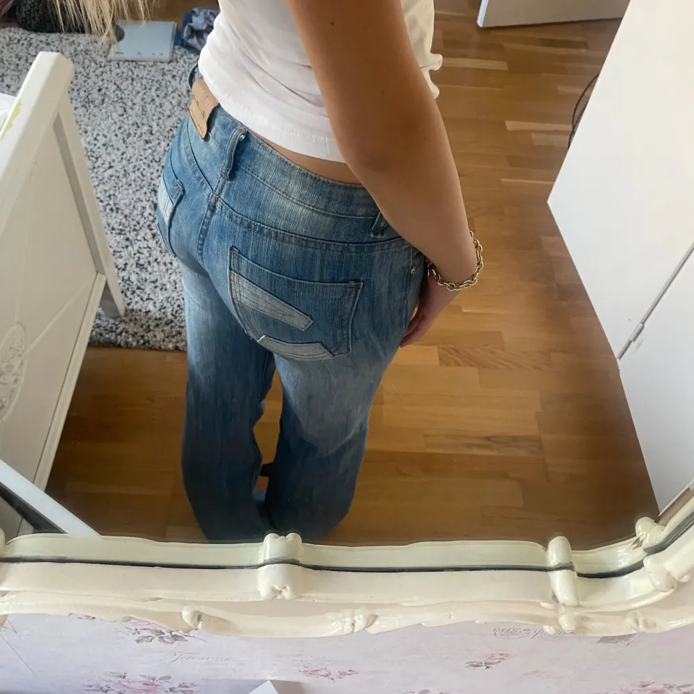 Jättefina jeans som är raka i modellen. De har ett litet hål som jag har sytt igen så det syns knappt.. Jeans & Byxor.