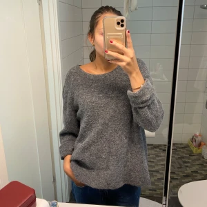 Alpackatröja - Mysig grå stickad tröja i alpackaull från hm. Storlek xl för en oversized passform🥰