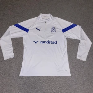 Marsielle tröja  - Säljer min marsielle tröja eftersom den ej har kommit till någon användning. Skick 10/10 knappt använd storlek L men passar även M (liten i storleken) pris kan diskuteras. Tröja säljs ej längre i butiker 