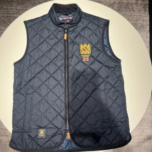 Morris väst  - Säljer nu min Morris väst den är i väldigt bra skick cond 9/10 inte använd mycket alls säljer för att den inte används så mycket längre storlek M jag är 180 och den sitter bra på mig passar upp till 185-188 skulle jag säga  Hör av er vid frågor :)