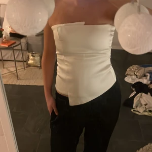 Topp från Zara - Vit satintopp från Zara🪩 Sitter suveränt!! 