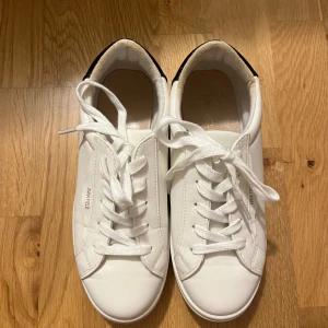 Vita sneakers - Ett par fina vita sneakers i bra skick. 