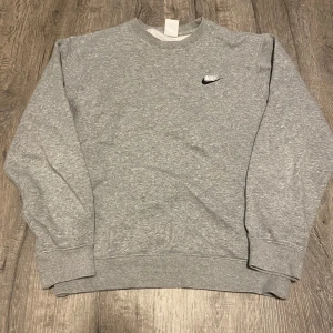 Nike hoodie - Säljer en nike hoodie / sweatshirt. Storlek S. Skick 8/10. Skriv om intresserad!