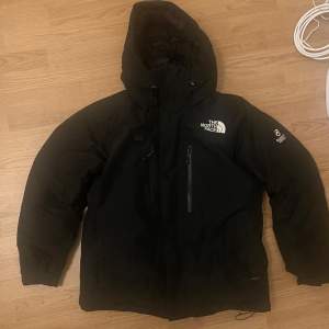 Säljer min North Face Summit Series Himalayan jacka. Endast använd förra vintern och i fint skick utan några hål. Storlek L men passar M. Köptes för 3800kr. Hör gärna av dig vid funderingar. (Pris kan diskuteras)