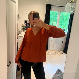 Söt blus - Blus i brandrött med knyte🧡använd ett fåtal gånger, bra skick!