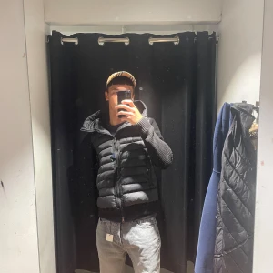Moncler  - jg säljer min gamla moncler jacka. Det är snygg  och bra kvalitet  