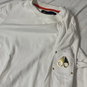 Moose knuckles tröja - 10/10 skick helt ny säljer för det fel storlek den är oanvänd och inga märken elle nånting möts bara i Norrköping fraktar inte