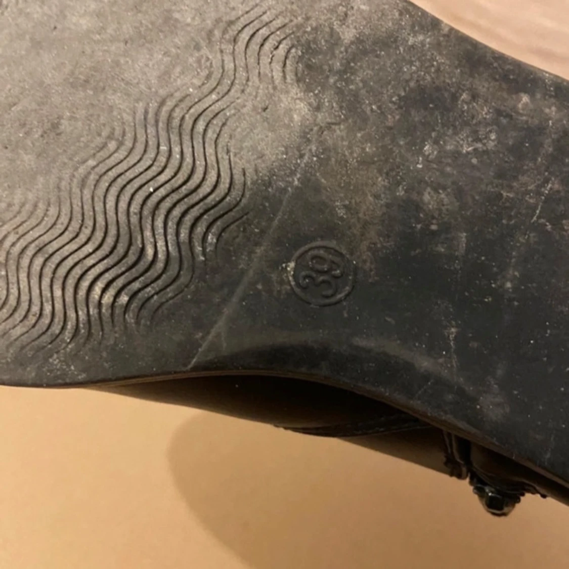 Svarta skinnstövletter med spännen - 92