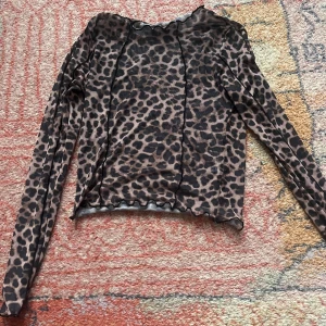 Leopard topp - Använd bara ett par gånger, nyskick! Så snygg och trendig! 🐆⭐️💛☀️Står ej för frakt 