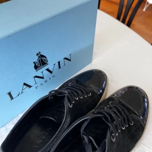 Lanvin - Lanvins i storlek 44. 8/10 skick. Riktigt feta skor nu på hösten. Tillbehör är box dustbag! Pris 2099! Hör av er om ni har funderingar!