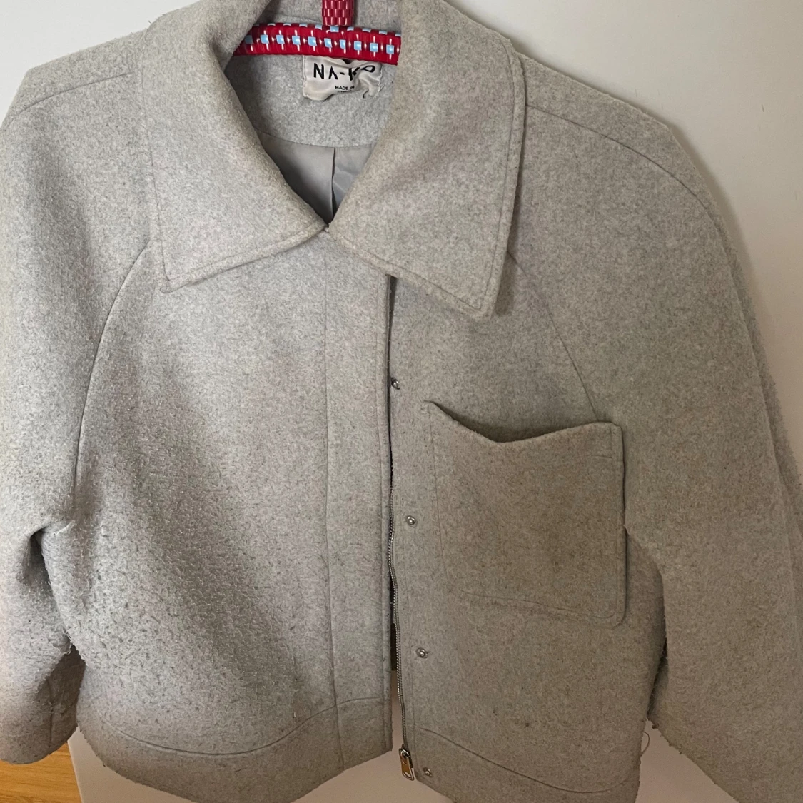 Kort grå kappa NA-KD