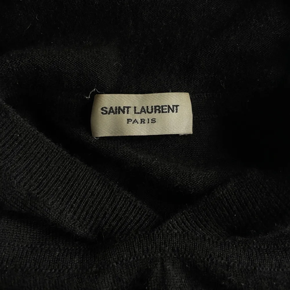 Säljer en cashmere hoodie från Saint laurent. Storlek L men sitter som M. Bra skick! Nypris ca 9000kr. Hoodies.