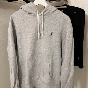 Ralph Lauren Hoodie Grå S - Mycket bra skick  Inga fläckar, hål eller nopprigt  Nypris 1200kr Prisförslag?