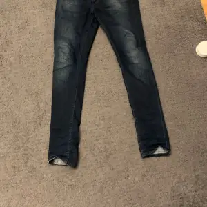 Tja! Säljer mina nudie jeans med en jätte fin tvätt! Säljer dem då jag inte använder dem längre. Köpte dem på nätet för nypris. W30 L32. Skriv vid minsta fundering eller fråga!